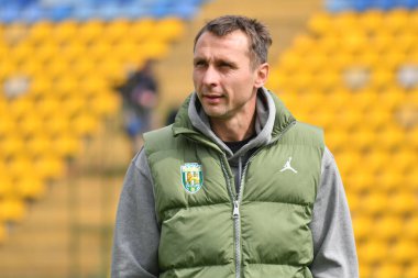 Lviv, UKRAINE - 30 Mart 2025. Karpaty Vladyslav Lupashko 'nun teknik direktörü, 30 Mart 2025 tarihinde Ukrayna' nın Lviv kentinde oynanan Ukrayna Premier Ligi karşılaşmasında FC Karpaty Lviv ve FC Chornomorets arasında görüldü.. 