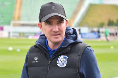 Lviv, UKRAINE - 30 Mart 2025. Chornomorets 'in baş antrenörü Oleksandr Kucher, 30 Mart 2025 tarihinde Ukrayna' nın Lviv kentinde oynanan Ukrayna Premier Ligi karşılaşmasında FC Karpaty Lviv ve FC Chornomorets arasında görüldü.. 