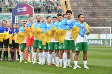 Lviv, UKRAINE - 30 Mart 2025. 30 Mart 2025 'te Ukrayna' nın Lviv kentinde oynanan Ukrayna Premier Ligi karşılaşmasında FC Karpaty Lviv ve FC Chornomorets arasında Karpaty 'nin oyuncuları görüldü.. 