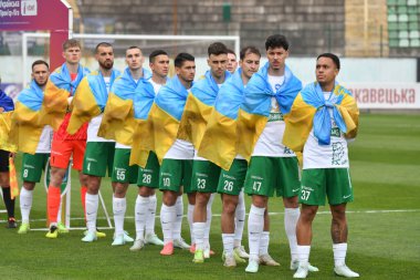 Lviv, UKRAINE - 30 Mart 2025. 30 Mart 2025 'te Ukrayna' nın Lviv kentinde oynanan Ukrayna Premier Ligi karşılaşmasında FC Karpaty Lviv ve FC Chornomorets arasında Karpaty 'nin oyuncuları görüldü.. 