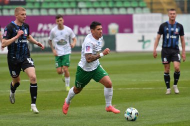 Lviv, UKRAINE - 30 Mart 2025. Karpaty takımından Igor Neves, Ukrayna 'nın Ukrayna' nın başkenti Lviv 'de 30 Mart 2025 tarihinde oynanan Ukrayna Premier Ligi FC Karpaty Lviv ve FC Chornomorets maçında Koromoretler Bogdan Biloshevskyi' ye karşı.. 