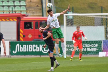 Lviv, UKRAINE - 30 Mart 2025. Ukrayna 'nın başkenti Lviv' de 30 Mart 2025 tarihinde FC Karpaty Lviv ve FC Chornomorets arasında oynanan Ukrayna Premier Ligi karşılaşmasında Karpaty 'den Denys Bezborodko' ya karşı açılan Karpaty davası.. 