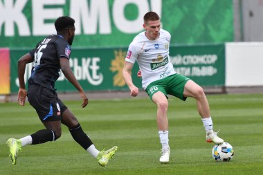 Lviv, UKRAINE - 30 Mart 2025. Karpaty 'den Oleg Ocheretko, Ukrayna Premier Ligi' nde FC Karpaty Lviv ile FC Chornomorets arasında oynanan maçta, 30 Mart 2025 tarihinde Ukrayna 'nın Lviv kentinde oynanan Ukrayna Stadyumu' nda Ryan 'a karşı.. 