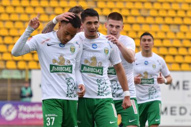 Lviv, UKRAINE - 30 Mart 2025. Bruninho, Igor Neves ve Oleg Ocheretko, 30 Mart 2025 tarihinde Ukrayna 'nın Lviv kentinde oynanan Ukrayna Premier Ligi karşılaşmasında FC Karpaty Lviv ve FC Chornomorets arasında oynanan Bruninho golünü kutluyorlar.. 