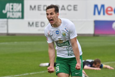 Lviv, UKRAINE - 30 Mart 2025. Karpaty 'li Yan Kostenko, 30 Mart 2025' te Ukrayna 'nın Lviv kentinde oynanan Ukrayna Premier Ligi FC Karpaty Lviv ve FC Chornomorets maçında attığı golü kutluyor.. 
