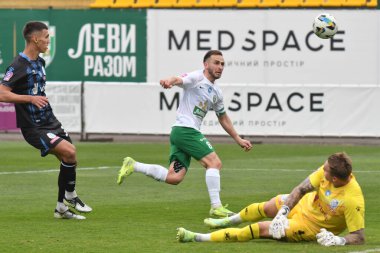 Lviv, UKRAINE - 30 Mart 2025. Karpaty 'den Ambrosiy Chachua, Ukrayna Premier Ligi' nde 30 Mart 'ta Ukrayna Stadyumu' nda FC Karpaty Lviv ve FC Chornomorets arasında oynanan karşılaşma sırasında Chornomorets takımından Yevgeniy Skyba (L) ve Chornomorets takımından Artur Rudko 'ya karşı.