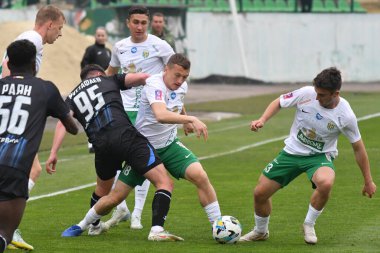 Lviv, UKRAINE - 30 Mart 2025. Ukrayna Premier Ligi FC Karpaty Lviv ile FC Chornomorets arasındaki 30 Mart 2025 tarihinde Ukrayna Stadyumu 'nda oynanan Ukrayna Premier Ligi karşılaşmasında Karpaty' den Arthur Shakh ve Karpaty 'den Emil Mustafayev karşı karşıya geldiler., 