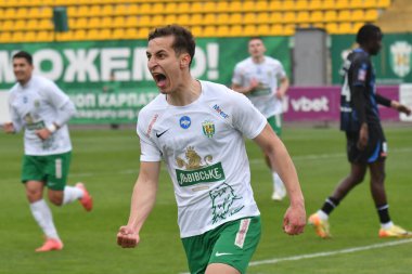 Lviv, UKRAINE - 30 Mart 2025. Karpaty 'li Yan Kostenko, 30 Mart 2025' te Ukrayna 'nın Lviv kentinde oynanan Ukrayna Premier Ligi FC Karpaty Lviv ve FC Chornomorets maçında attığı golü kutluyor.. 
