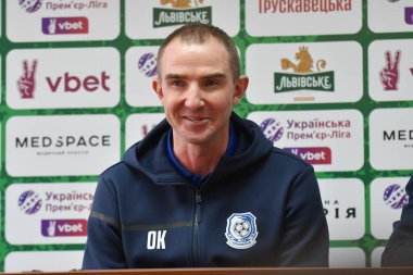 Lviv, UKRAINE - 30 Mart 2025. Chornomorets 'in baş antrenörü Oleksandr Kucher, 30 Mart 2025 tarihinde Ukrayna' nın Lviv kentinde oynanan Ukrayna Premier Ligi karşılaşmasında FC Karpaty Lviv ve FC Chornomorets arasında görüldü.. 