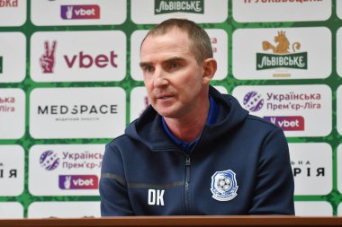 Lviv, UKRAINE - 30 Mart 2025. Chornomorets 'in baş antrenörü Oleksandr Kucher, 30 Mart 2025 tarihinde Ukrayna' nın Lviv kentinde oynanan Ukrayna Premier Ligi karşılaşmasında FC Karpaty Lviv ve FC Chornomorets arasında görüldü.. 