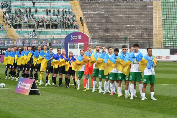 Lviv, UKRAINE - 30 Mart 2025. 30 Mart 2025 'te Ukrayna' nın Lviv kentinde oynanan Ukrayna Premier Ligi karşılaşmasında FC Karpaty Lviv ve FC Chornomorets arasında Karpaty 'nin oyuncuları görüldü.. 