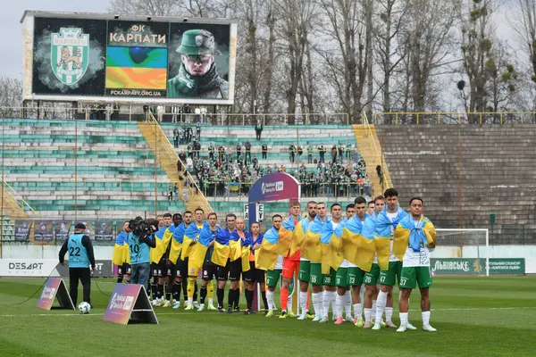 Lviv, UKRAINE - 30 Mart 2025. 30 Mart 2025 'te Ukrayna' nın Lviv kentinde oynanan Ukrayna Premier Ligi karşılaşmasında FC Karpaty Lviv ve FC Chornomorets arasında Karpaty 'nin oyuncuları görüldü.. 