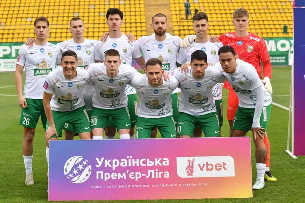Lviv, UKRAINE - 30 Mart 2025. 30 Mart 2025 'te Ukrayna' nın Lviv kentinde oynanan Ukrayna Premier Ligi karşılaşmasında FC Karpaty Lviv ve FC Chornomorets arasında Karpaty 'nin oyuncuları görüldü.. 