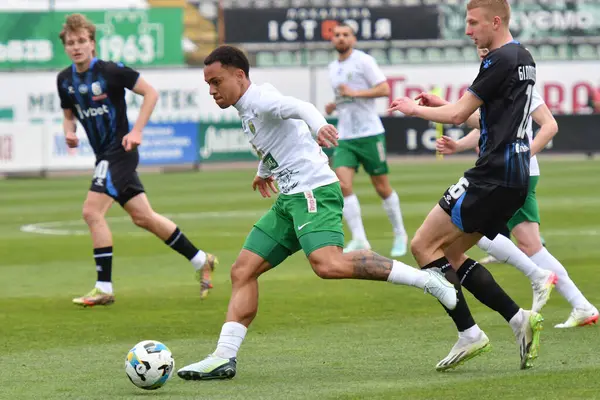 Lviv, UKRAINE - 30 Mart 2025. 30 Mart 2025 tarihinde Ukrayna 'nın başkenti Lviv' de oynanan Ukrayna Premier Ligi karşılaşmasında Karpaty Bruninho ile Ukrayna 'nın Ukrayna Stadyumu' ndaki FC Karpaty Lviv ve FC Chornomorets arasında oynanan karşılaşmada Karpaty 'li Bogdan Biloshevskyi karşı karşıya geldi.. 