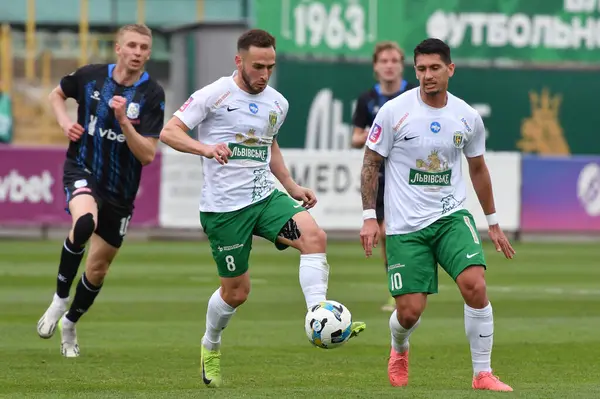 Lviv, UKRAINE - 30 Mart 2025. Karpaty 'den Ambrosiy Chachua ve Igor Neves, Ukrayna Premier Ligi' nde FC Karpaty Lviv ile FC Chornomorets arasında oynanan 30 Mart 2025 tarihinde Ukrayna Stadyumu 'nda oynanan karşılaşmada Chornomorets' ten Bogdan Biloshevskyi 'ye karşı.