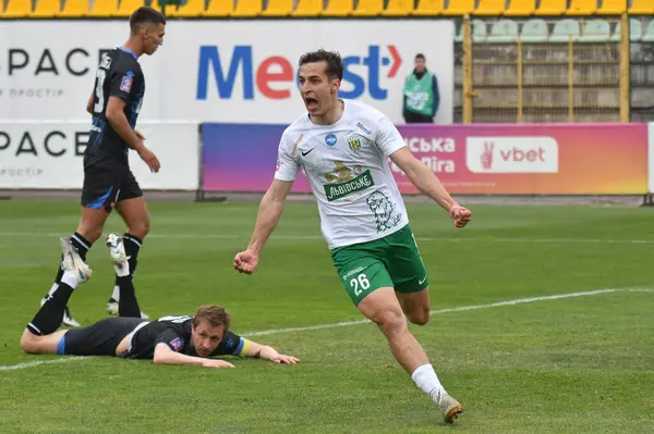 Lviv, UKRAINE - 30 Mart 2025. Karpaty 'li Yan Kostenko, 30 Mart 2025' te Ukrayna 'nın Lviv kentinde oynanan Ukrayna Premier Ligi FC Karpaty Lviv ve FC Chornomorets maçında attığı golü kutluyor.. 