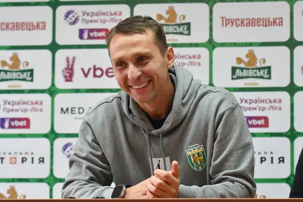 Lviv, UKRAINE - 30 Mart 2025. Karpaty Vladyslav Lupashko 'nun teknik direktörü, 30 Mart 2025 tarihinde Ukrayna' nın Lviv kentinde oynanan Ukrayna Premier Ligi karşılaşmasında FC Karpaty Lviv ve FC Chornomorets arasında görüldü.. 