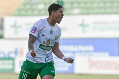 Lviv, UKRAINE - 11 Mayıs 2025. Ukrayna Premier Ligi 'nde Ukrayna Stadyumu' nda FC Karpaty Lviv ile FC Oleksandriya arasında oynanan karşılaşmada gol atan Karpaty 'li Igor Neves, tepki gösterdi..