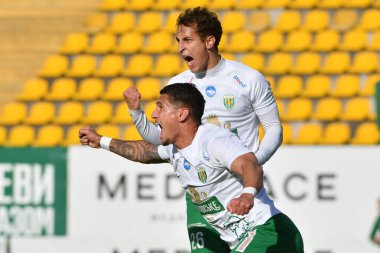 Lviv, UKRAINE - 11 Mayıs 2025. Ukrayna Premier Ligi 'nde Ukrayna Stadyumu' nda FC Karpaty Lviv ile FC Oleksandriya arasında oynanan karşılaşmada Karpaty 'den Igor Neves ve Yan Kostenko gol attıktan sonra tepki verdiler..