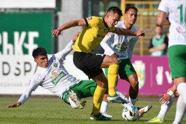 Lviv, UKRAINE - 11 Mayıs 2025. Ukrayna Premier Ligi FC Karpaty Lviv ile Ukrayna Stadyumu 'nda FC Oleksandriya arasında oynanan karşılaşmada Karpaty' den Patricio Tanda, Olexandria 'dan Volodymyr Shepelev' e karşı..