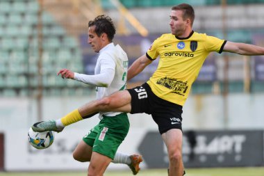 Lviv, UKRAINE - 11 Mayıs 2025. Ukrayna Premier Ligi 'nde Ukrayna Stadyumu' nda FC Karpaty Lviv ile FC Oleksandriya arasında oynanan karşılaşmada Karpaty 'den Yuriy Kopyna' ya karşı..