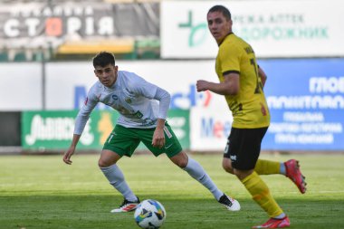 Lviv, UKRAINE - 11 Mayıs 2025. Ukrayna Premier Ligi FC Karpaty Lviv ve FC Oleksandriya arasında oynanan Ukrayna Premier Ligi karşılaşmasında Karpaty 'den Patricio Tanda, Olexandria' dan Dmytro Myshnyov 'a karşı..