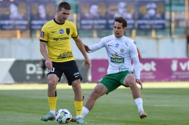 Lviv, UKRAINE - 11 Mayıs 2025. Ukrayna Premier Ligi 'nde Ukrayna Stadyumu' nda FC Karpaty Lviv ile FC Oleksandriya arasında oynanan karşılaşmada Karoaty 'den Yuriy Kopyna' ya karşı..