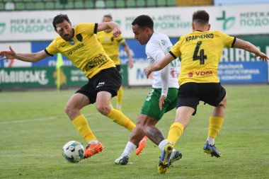 Lviv, UKRAINE - 11 Mayıs 2025. Ukrayna Premier Ligi 'nde Ukrayna Stadyumu' nda FC Karpaty Lviv ile FC Oleksandriya arasında oynanan karşılaşmada Karpaty (C) İvan Kalyuzhnyi (L) ile karşılaşacak..