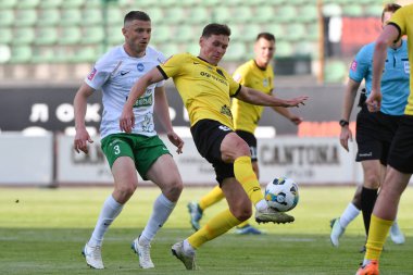 Lviv, UKRAINE - 11 Mayıs 2025. Ukrayna Premier Ligi FC Karpaty Lviv ile FC Oleksandriya arasındaki Ukrayna Stadyumu karşılaşmasında Karpaty 'den Volodymyr Adamyuk, Oleksandr Filippov' a karşı..