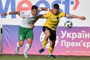 Lviv, UKRAINE - 11 Mayıs 2025. Ukrayna Premier Ligi FC Karpaty Lviv ve FC Oleksandriya arasında oynanan Ukrayna Premier Ligi karşılaşmasında Karpaty 'den Igor Neves, Olexandriya' dan Mykyta Kravchenko 'ya karşı..