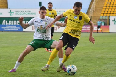Lviv, UKRAINE - 11 Mayıs 2025. Ukrayna Premier Ligi FC Karpaty Lviv ile FC Oleksandriya arasında oynanan Ukrayna Stadyumu karşılaşmasında Karpaty 'den Ocheretko, Oleksandr Filippov' a karşı..