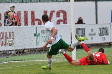 Lviv, UKRAINE - 11 Mayıs 2025. Ukrayna Premier Ligi 'nde Ukrayna Stadyumu' nda FC Karpaty Lviv ile FC Oleksandriya arasında oynanan maçta gol attıktan sonra Karpaty 'li Ambrosiy Chachua tepki gösterdi..