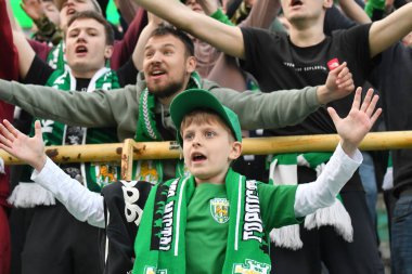 Lviv, UKRAINE - 11 Mayıs 2025. Ukrayna Premier Ligi FC Karpaty Lviv ile Ukrayna Stadyumu 'nda oynanan FC Oleksandriya karşılaşmasında taraftarlar tezahürat yapıyor..