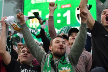 Lviv, UKRAINE - 11 Mayıs 2025. Ukrayna Premier Ligi FC Karpaty Lviv ile Ukrayna Stadyumu 'nda oynanan FC Oleksandriya karşılaşmasında taraftarlar tezahürat yapıyor..