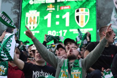 Lviv, UKRAINE - 11 Mayıs 2025. Ukrayna Premier Ligi FC Karpaty Lviv ile Ukrayna Stadyumu 'nda oynanan FC Oleksandriya karşılaşmasında taraftarlar tezahürat yapıyor..