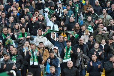 Lviv, UKRAINE - 11 Mayıs 2025. Ukrayna Premier Ligi FC Karpaty Lviv ile Ukrayna Stadyumu 'nda oynanan FC Oleksandriya karşılaşmasında taraftarlar tezahürat yapıyor..