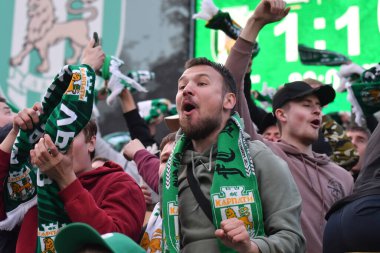 Lviv, UKRAINE - 11 Mayıs 2025. Ukrayna Premier Ligi FC Karpaty Lviv ile Ukrayna Stadyumu 'nda oynanan FC Oleksandriya karşılaşmasında taraftarlar tezahürat yapıyor..