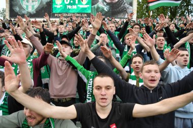 Lviv, UKRAINE - 11 Mayıs 2025. Ukrayna Premier Ligi FC Karpaty Lviv ile Ukrayna Stadyumu 'nda oynanan FC Oleksandriya karşılaşmasında taraftarlar tezahürat yapıyor..
