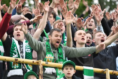 Lviv, UKRAINE - 11 Mayıs 2025. Ukrayna Premier Ligi FC Karpaty Lviv ile Ukrayna Stadyumu 'nda oynanan FC Oleksandriya karşılaşmasında taraftarlar tezahürat yapıyor..