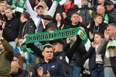 Lviv, UKRAINE - 11 Mayıs 2025. Ukrayna Premier Ligi FC Karpaty Lviv ile Ukrayna Stadyumu 'nda oynanan FC Oleksandriya karşılaşmasında taraftarlar tezahürat yapıyor..
