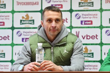 Lviv, UKRAINE - 11 Mayıs 2025. FC teknik direktörü Karpaty Vladyslav Lupashko Ukrayna Premier Ligi karşılaşmasında FC Karpaty Lviv ile FC Oleksandriya arasında Ukrayna Stadyumu 'nda görüldü..