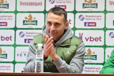 Lviv, UKRAINE - 11 Mayıs 2025. FC teknik direktörü Karpaty Vladyslav Lupashko Ukrayna Premier Ligi karşılaşmasında FC Karpaty Lviv ile FC Oleksandriya arasında Ukrayna Stadyumu 'nda görüldü..
