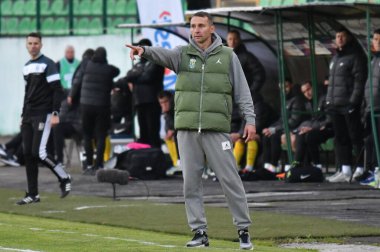 Lviv, UKRAINE - 11 Mayıs 2025. FC teknik direktörü Karpaty Vladyslav Lupashko Ukrayna Premier Ligi karşılaşmasında FC Karpaty Lviv ile FC Oleksandriya arasında Ukrayna Stadyumu 'nda görüldü..