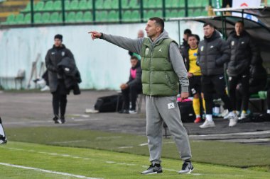 Lviv, UKRAINE - 11 Mayıs 2025. FC teknik direktörü Karpaty Vladyslav Lupashko Ukrayna Premier Ligi karşılaşmasında FC Karpaty Lviv ile FC Oleksandriya arasında Ukrayna Stadyumu 'nda görüldü..