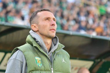 Lviv, UKRAINE - 11 Mayıs 2025. FC teknik direktörü Karpaty Vladyslav Lupashko Ukrayna Premier Ligi karşılaşmasında FC Karpaty Lviv ile FC Oleksandriya arasında Ukrayna Stadyumu 'nda görüldü..