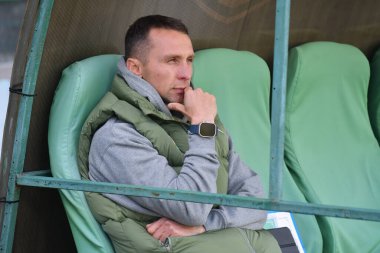 Lviv, UKRAINE - 11 Mayıs 2025. FC teknik direktörü Karpaty Vladyslav Lupashko Ukrayna Premier Ligi karşılaşmasında FC Karpaty Lviv ile FC Oleksandriya arasında Ukrayna Stadyumu 'nda görüldü..