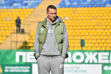 Lviv, UKRAINE - 11 Mayıs 2025. FC teknik direktörü Karpaty Vladyslav Lupashko Ukrayna Premier Ligi karşılaşmasında FC Karpaty Lviv ile FC Oleksandriya arasında Ukrayna Stadyumu 'nda görüldü..