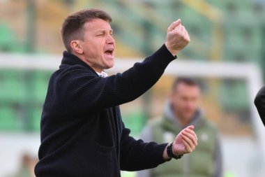 Lviv, UKRAINE - 11 Mayıs 2025. FC teknik direktörü Oleksandriya Ruslan Rotan, Ukrayna Premier Ligi FC Karpaty Lviv ile FC Oleksandriya arasında Ukrayna Stadyumu 'nda oynanan karşılaşmada görüldü..