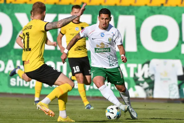 Lviv, UKRAINE - 11 Mayıs 2025. Ukrayna Premier Ligi 'nde Ukrayna Stadyumu' nda FC Karpaty Lviv ile FC Oleksandriya arasında oynanan karşılaşmada Karpaty 'den Igor Neves, Olexandria' dan Artem Shabanov 'a karşı..