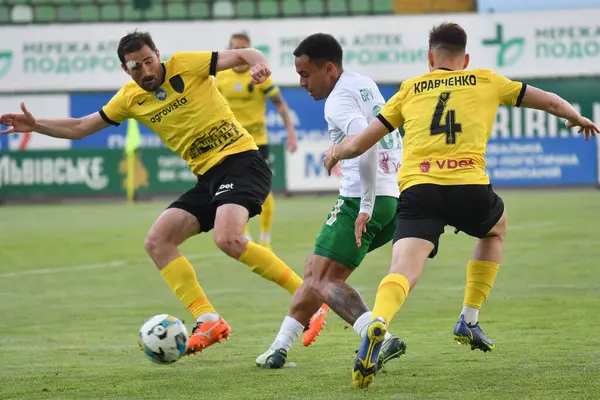 Lviv, UKRAINE - 11 Mayıs 2025. Ukrayna Premier Ligi 'nde Ukrayna Stadyumu' nda FC Karpaty Lviv ile FC Oleksandriya arasında oynanan karşılaşmada Karpaty (C) İvan Kalyuzhnyi (L) ile karşılaşacak..